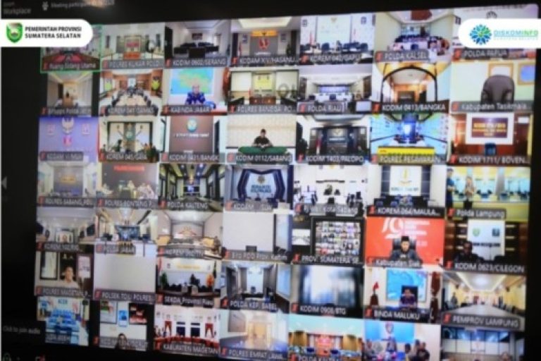 Gubernur Provinsi Sumatera Selatan (Sumsel), Herman Deru, mengikuti Rapat Koordinasi (Rakor) Persiapan Pemungutan Suara Ulang (PSU) pada Pemilihan Kepala Daerah (Pilkada) tahun 2024 secara virtual, yang dipimpin langsung oleh Menteri Dalam Negeri (Mendagri) Republik Indonesia, Tito Karnavian, bertempat di Ruang Rapat Mapolda Sumsel, pada hari Jum'at, tanggal 21 Maret 2025. (BEKISARMEDIA/SIKUMBANG)