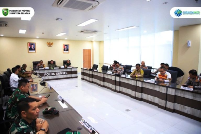 Gubernur Provinsi Sumatera Selatan (Sumsel), Herman Deru, mengikuti Rapat Koordinasi (Rakor) Persiapan Pemungutan Suara Ulang (PSU) pada Pemilihan Kepala Daerah (Pilkada) tahun 2024 secara virtual, yang dipimpin langsung oleh Menteri Dalam Negeri (Mendagri) Republik Indonesia, Tito Karnavian, bertempat di Ruang Rapat Mapolda Sumsel, pada hari Jum'at, tanggal 21 Maret 2025. (BEKISARMEDIA/SIKUMBANG)
