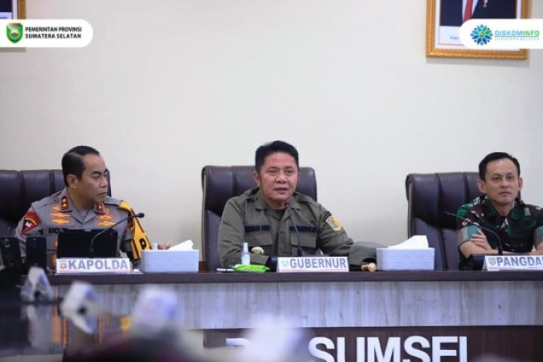 Gubernur Provinsi Sumatera Selatan (Sumsel), Herman Deru, mengikuti Rapat Koordinasi (Rakor) Persiapan Pemungutan Suara Ulang (PSU) pada Pemilihan Kepala Daerah (Pilkada) tahun 2024 secara virtual, yang dipimpin langsung oleh Menteri Dalam Negeri (Mendagri) Republik Indonesia, Tito Karnavian, bertempat di Ruang Rapat Mapolda Sumsel, pada hari Jum'at, tanggal 21 Maret 2025. (BEKISARMEDIA/SIKUMBANG)