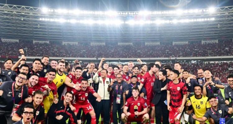 Presiden Republik Indonesia, Prabowo Subianto, foto bersama pemain Tim Nasional Sepak Bola Indonesia usai menyaksikan langsung pertandingan melawan Bahrain pada hari Selasa malam, tanggal 25 Maret 2025, di Stadion Utama Gelora Bung Karno (GBK), Jakarta. (BEKISARMEDIA.ID/BPMI SETPRES)