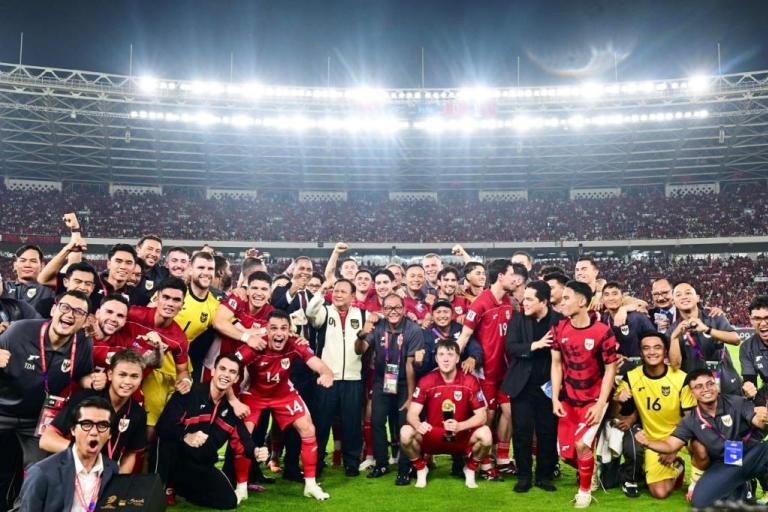 Presiden Republik Indonesia, Prabowo Subianto, foto bersama pemain Tim Nasional Sepak Bola Indonesia usai menyaksikan langsung pertandingan melawan Bahrain pada hari Selasa malam, tanggal 25 Maret 2025, di Stadion Utama Gelora Bung Karno (GBK), Jakarta. (BEKISARMEDIA.ID/BPMI SETPRES)