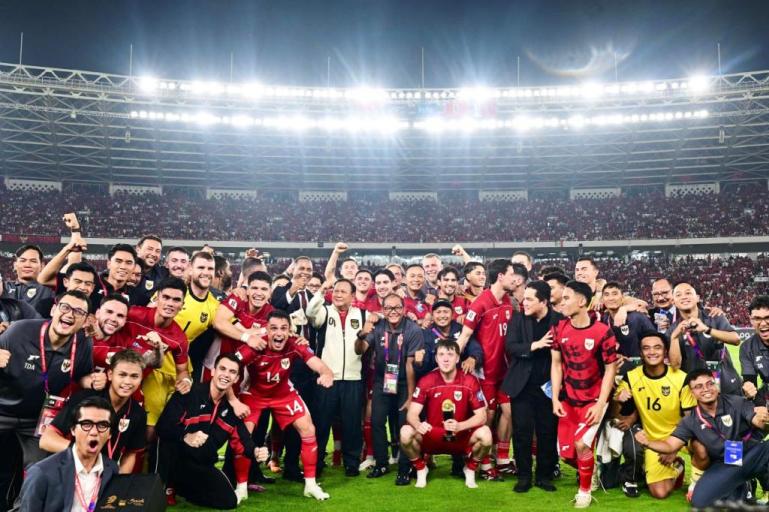 Presiden Republik Indonesia, Prabowo Subianto, foto bersama pemain Tim Nasional Sepak Bola Indonesia usai menyaksikan langsung pertandingan melawan Bahrain pada hari Selasa malam, tanggal 25 Maret 2025, di Stadion Utama Gelora Bung Karno (GBK), Jakarta. (BEKISARMEDIA.ID/BPMI SETPRES)