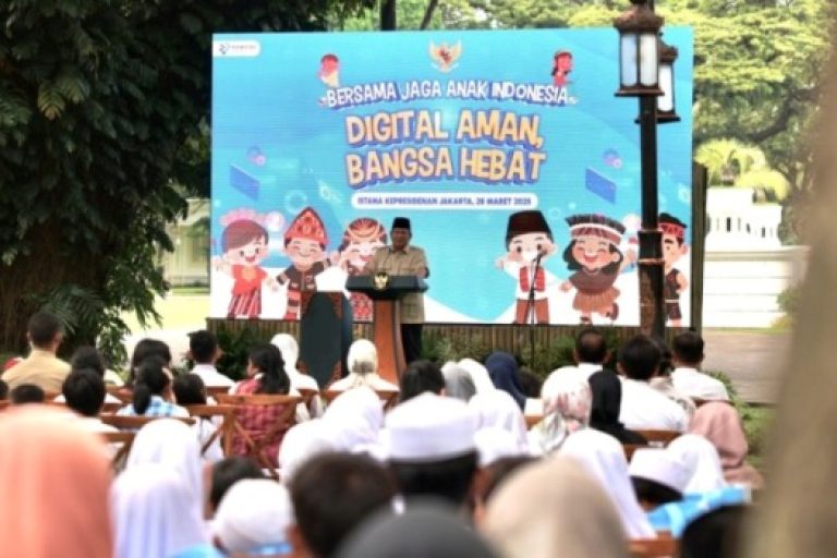 Presiden Republik Indonesia, Prabowo Subianto saat peresmian Peraturan Pemerintah tentang Tata Kelola Penyelenggaraan Sistem Elektronik dalam Perlindungan Anak, dengan tajuk Bersama Jaga Anak Indonesia, Digital Aman, Bangsa Hebat, di Istana Negara, pada hari Jum'at, tanggal 28 Maret 2025. (BEKISARMEDIA/PRESIDENRI.GO.ID)