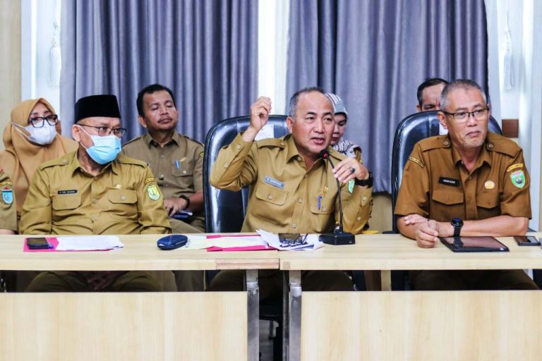 Sekretaris Daerah (Sekda) Kabupaten Muba, Dr. H. Apriyadi Mahmud, hadir dalam Rapat Koordinasi (Rakor) Penyelesaian Ancaman, Gangguan, Hambatan, dan Tantangan (AGHT) Pembangunan Tol Trans Sumatera pada ruas Simpang Indralaya-Muara Enim (Junction Palembang), Betung–Tempino–Jambi, di Ruang Rapat Kejaksaan Negeri Palembang, pada hari  Selasa, tanggal 4 Maret 2025. (BEKISARMEDIA/APRIZAL)