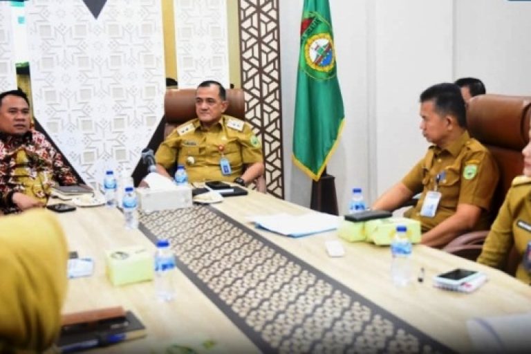 Ketua Dewan Perwakilan Rakyat Daerah (DPRD) Provinsi Sumatera Selatan (Sumsel), Andie Dinaldie, beserta Sekretaris Daerah (Sekda) Sumsel, Edward Candra, mengikuti Rapat Koordinasi (Rakor) persiapan pelaksanaan pelantikan serentak Kepala Daerah Hasil Pemilihan Kepala Daerah (Pilkada) Tahun 2024, di Command Center Kantor Gubernur Sumsel, pada hari Senin, tanggal 3 Febrauri 2025. (BEKISARMEDIA/SIKUMBANG)