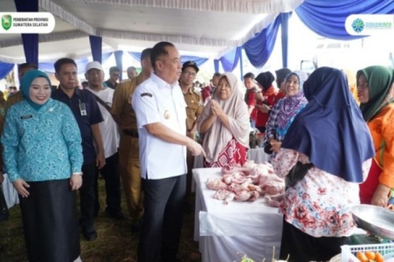 Wakil Gubernur Provinsi Sumatera Selatan, Cik Ujang, turun langsung pada Operas Pasar Murah yang diselenggarakan oleh Dinas Perdagangan, pada hari Selasa, tanggal 25 Maret 2025 di Jalan A. Rahmat, Kelurahan Sukamaju, Kecamatan Sako, Kota Palembang. (BEKISARMEDIA/SIKUMBANG)