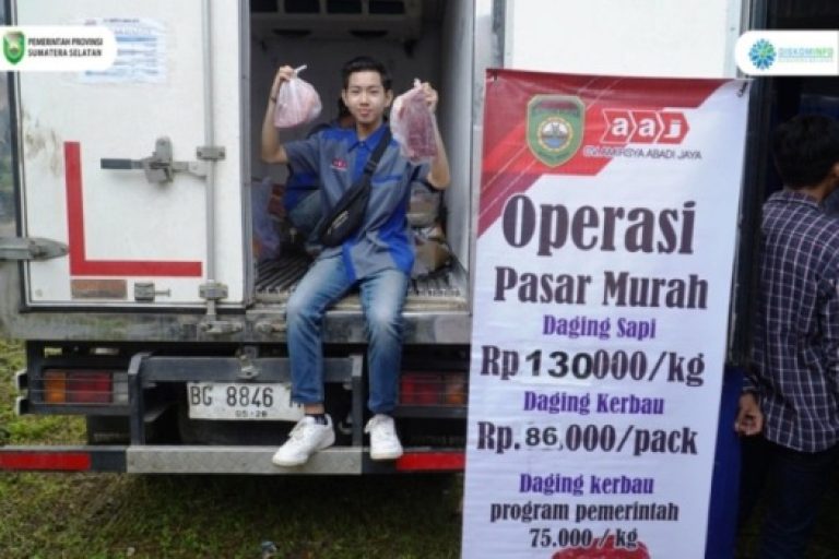 Wakil Gubernur Provinsi Sumatera Selatan, Cik Ujang, turun langsung pada Operas Pasar Murah yang diselenggarakan oleh Dinas Perdagangan, pada hari Selasa, tanggal 25 Maret 2025 di Jalan A. Rahmat, Kelurahan Sukamaju, Kecamatan Sako, Kota Palembang. (BEKISARMEDIA/SIKUMBANG)