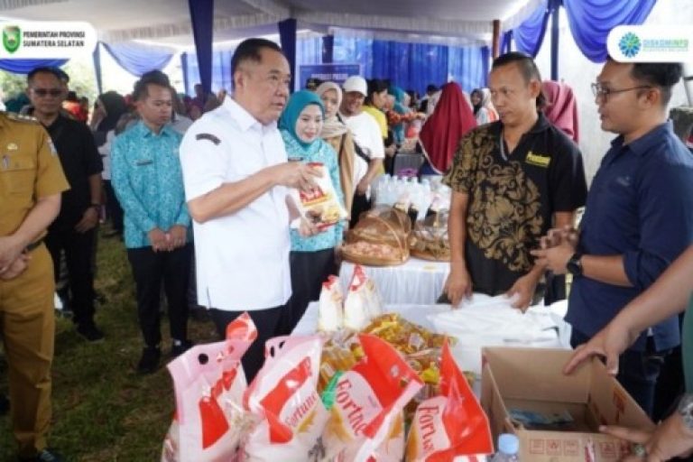 Wakil Gubernur Provinsi Sumatera Selatan, Cik Ujang, turun langsung pada Operas Pasar Murah yang diselenggarakan oleh Dinas Perdagangan, pada hari Selasa, tanggal 25 Maret 2025 di Jalan A. Rahmat, Kelurahan Sukamaju, Kecamatan Sako, Kota Palembang. (BEKISARMEDIA/SIKUMBANG)