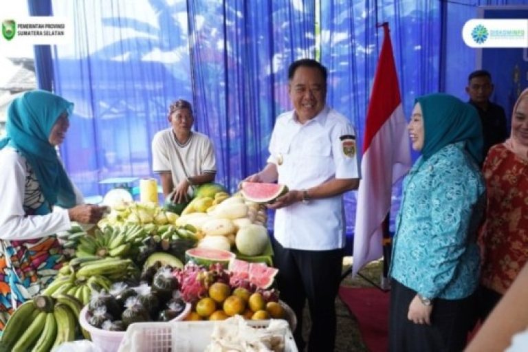 Wakil Gubernur Provinsi Sumatera Selatan, Cik Ujang, turun langsung pada Operas Pasar Murah yang diselenggarakan oleh Dinas Perdagangan, pada hari Selasa, tanggal 25 Maret 2025 di Jalan A. Rahmat, Kelurahan Sukamaju, Kecamatan Sako, Kota Palembang. (BEKISARMEDIA/SIKUMBANG)