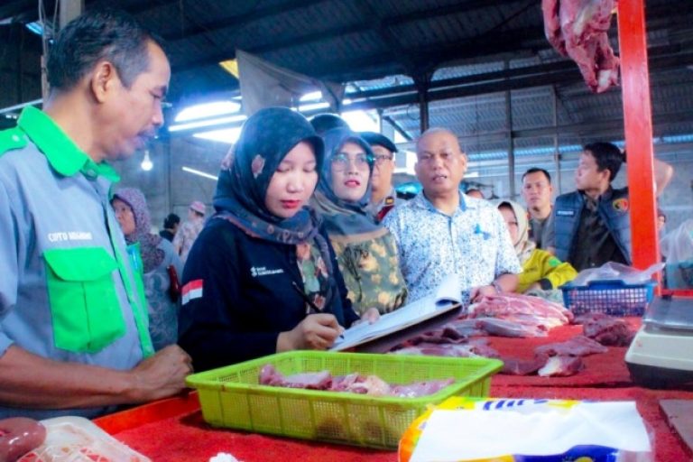 Pemerintah Kabupaten (Pemkab) Musi Banyuasin (Muba) melalui Dinas Perdagangan dan Perindustrian (Disdagperin) melakukan Inspeksi Mendadak (Sidak) di Pasar Randik, Sekayu, pada hari Jum'at, tanggal 28 Februari 2025. (BEKISARMEDIA/APRIZAL)