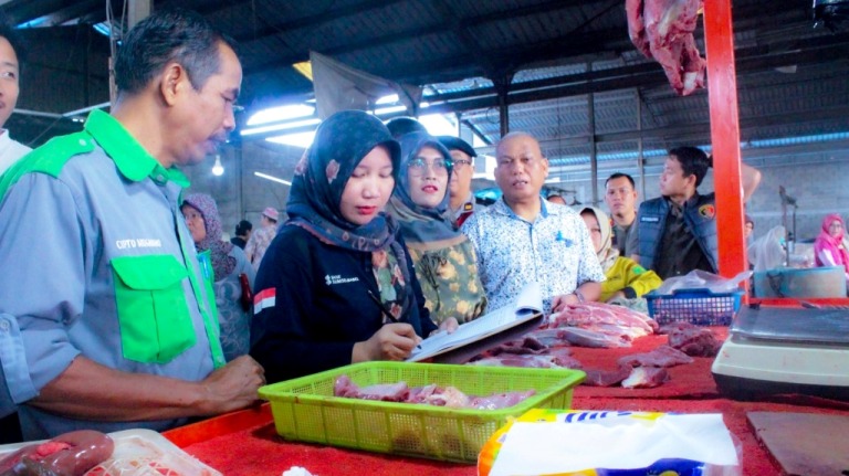Pemerintah Kabupaten (Pemkab) Musi Banyuasin (Muba) melalui Dinas Perdagangan dan Perindustrian (Disdagperin) melakukan Inspeksi Mendadak (Sidak) di Pasar Randik, Sekayu, pada hari Jum'at, tanggal 28 Februari 2025. (BEKISARMEDIA/APRIZAL)