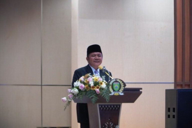 Gubernur Sumatera Selatan Periode 2025-2030, Herman Deru, memberikan kata sambutan pada pidato pertama sebagai Gubernur, saat Rapat Paripurna Dewan Perwakilan Rakyat Daerah Provinsi Sumatera Selatan yang digelar pada tanggal 3 Maret 2025. (BEKISARMEDIA.ID/SIKUMBANG)