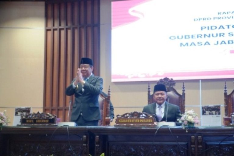 Gubernur Sumatera Selatan Periode 2025-2030, Herman Deru, dan Wakil Gubernur Provinsi Sumatera Selatan, Cik Ujang, saat Rapat Paripurna Dewan Perwakilan Rakyat Daerah Provinsi Sumatera Selatan yang digelar pada tanggal 3 Maret 2025. (BEKISARMEDIA.ID/SIKUMBANG)