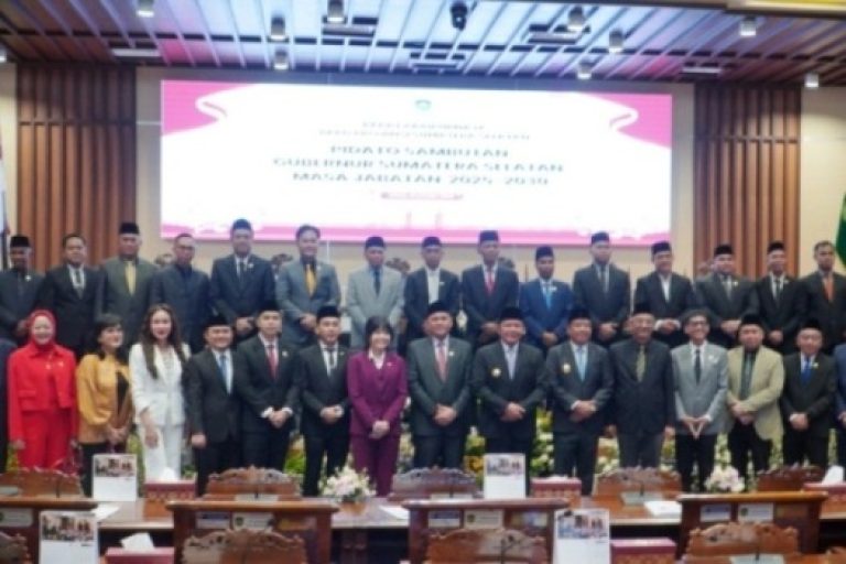 Gubernur Sumatera Selatan Periode 2025-2030, Herman Deru, dan Wakil Gubernur Provinsi Sumatera Selatan, Cik Ujang, saat Rapat Paripurna Dewan Perwakilan Rakyat Daerah Provinsi Sumatera Selatan yang digelar pada tanggal 3 Maret 2025. (BEKISARMEDIA.ID/SIKUMBANG)