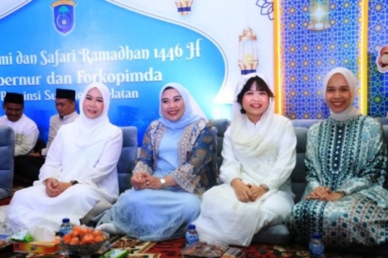 Ketua Tim Penggerak Pemberdayaan Kesejahteraan Keluarga (PKK) Sumsel, Hj. Febrita Lustia, mendampingi Gubernur Sumsel melakukan Safari Ramadhan tahun 1.446 Hijriah di Pendopoan Rumah Dinas Bupati Kabupaten Ogan Komering Ilir (OKI), pada hari Sabtu, tanggal 8 Maret 2025. (BEKISARMEDIA/SIKUMBANG)