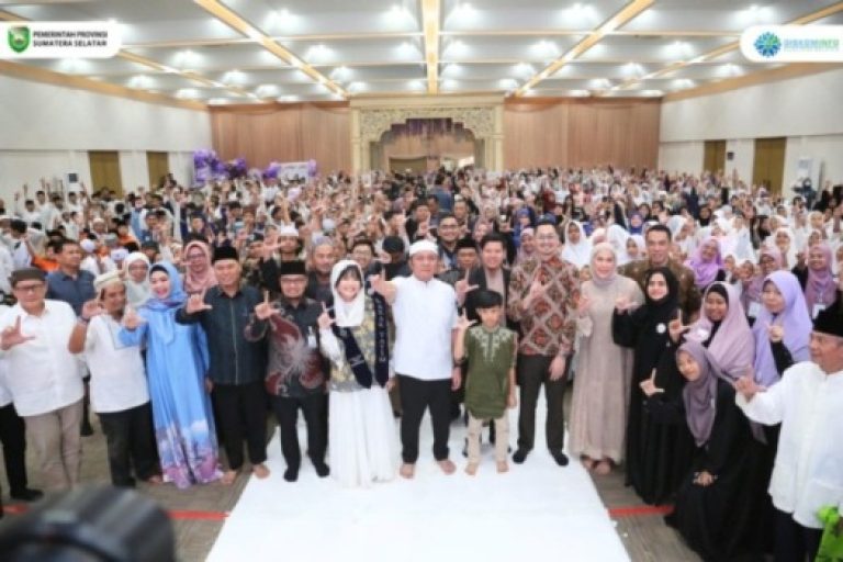 Gubernur Provinsi Sumatera Selatan (Sumsel), Herman Deru, menghadiri Yatim Fest tahun 2025 yang diselenggarakan oleh Yayasan Abuyatama di Rambang Semesta Ballroom, pada hari Minggu, tanggal 23 Maret 2025. (BEKISARMEDIA/SIKUMBANG)