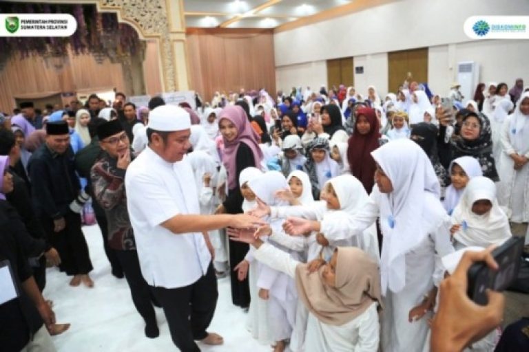 Gubernur Provinsi Sumatera Selatan (Sumsel), Herman Deru, menghadiri Yatim Fest tahun 2025 yang diselenggarakan oleh Yayasan Abuyatama di Rambang Semesta Ballroom, pada hari Minggu, tanggal 23 Maret 2025. (BEKISARMEDIA/SIKUMBANG)