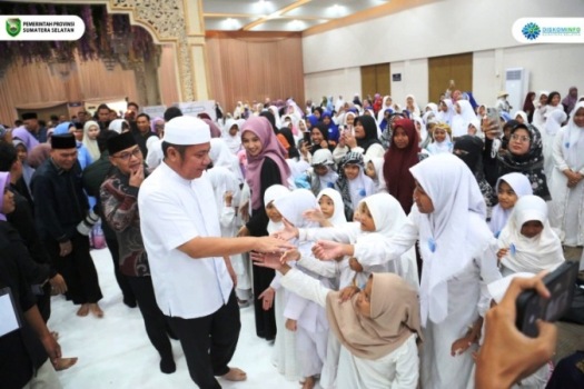 Gubernur Provinsi Sumatera Selatan (Sumsel), Herman Deru, menghadiri Yatim Fest tahun 2025 yang diselenggarakan oleh Yayasan Abuyatama di Rambang Semesta Ballroom, pada hari Minggu, tanggal 23 Maret 2025. (BEKISARMEDIA/SIKUMBANG)