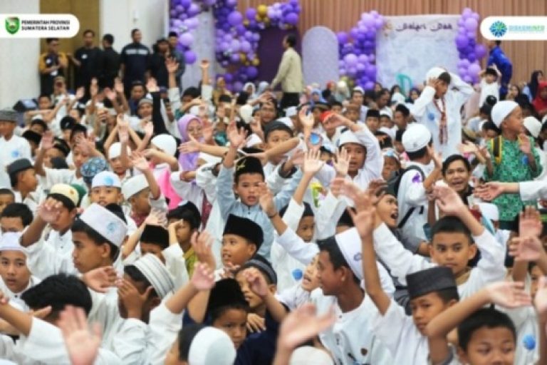 Gubernur Provinsi Sumatera Selatan (Sumsel), Herman Deru, menghadiri Yatim Fest tahun 2025 yang diselenggarakan oleh Yayasan Abuyatama di Rambang Semesta Ballroom, pada hari Minggu, tanggal 23 Maret 2025. (BEKISARMEDIA/SIKUMBANG)