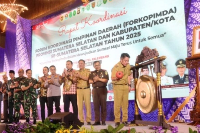 Gubernur Provinsi Sumatera Selatan, Herman Deru, membuka Rapat Koordinasi (Rakor) Forum Koordinasi Pimpinan Daerah Sumsel dan Kabupaten serta Kota Se Sumsel Tahun 2025, yang dilaksanakan di Hotel Novotel Palembang, pada hari Selasa, tanggal 18 Maret 2025. (BEKISARMEDIA/SIKUMBANG)