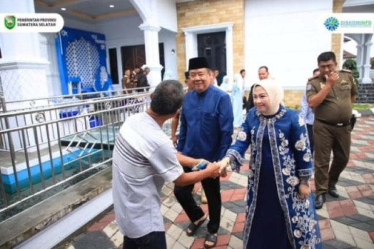 Wakil Gubernur (Wagub) Provinsi Sumatera Selatan (Sumsel), Cik Ujang, bersama keluarga, pulang kampung ke Desa Bandar Jaya, Kabupaten Lahat, pada hari Kamis pagi, tanggal 3 April 2025. (BEKISARMEDIA/SIKUMBANG)