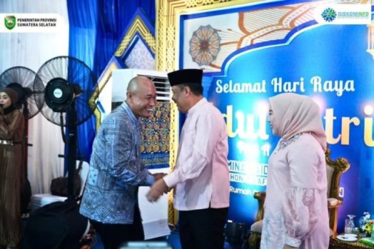 Wakil Gubernur Provinsi Sumatera Selatan, Cik Ujang, menggelar acara open house di rumah dinasnya yang beralamat di Jalan Demang Lebar Daun, dalam rangka perayaan Idul Fitri tahun 1.446 Hijriah. (BEKISARMEDIA/SIKUMBANG)