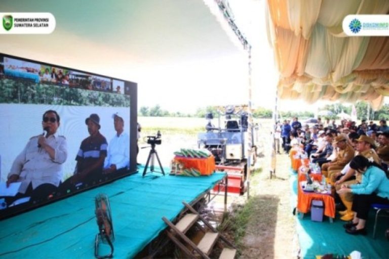 Gubernur Provinsi Sumatera Selatan (Sumsel), Herman Deru, menghadiri Panen Raya Padi Serentak di 14 Provinsi Bersama Presiden Republik Indonesia, Jenderal (Purn.), Prabowo Subianto, secara virtual di Desa Cahaya Maju, Kecamatan Lempuing, Kabupaten Ogan Komering Ilir (OKI), pada hari Senin, tanggal 7 April 2025. (BEKISARMEDIA/SIKUMBANG)