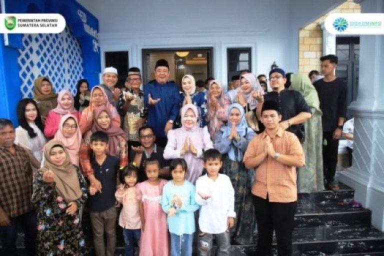 Wakil Gubernur (Wagub) Provinsi Sumatera Selatan (Sumsel), Cik Ujang, bersama keluarga, pulang kampung ke Desa Bandar Jaya, Kabupaten Lahat, pada hari Kamis pagi, tanggal 3 April 2025. (BEKISARMEDIA/SIKUMBANG)