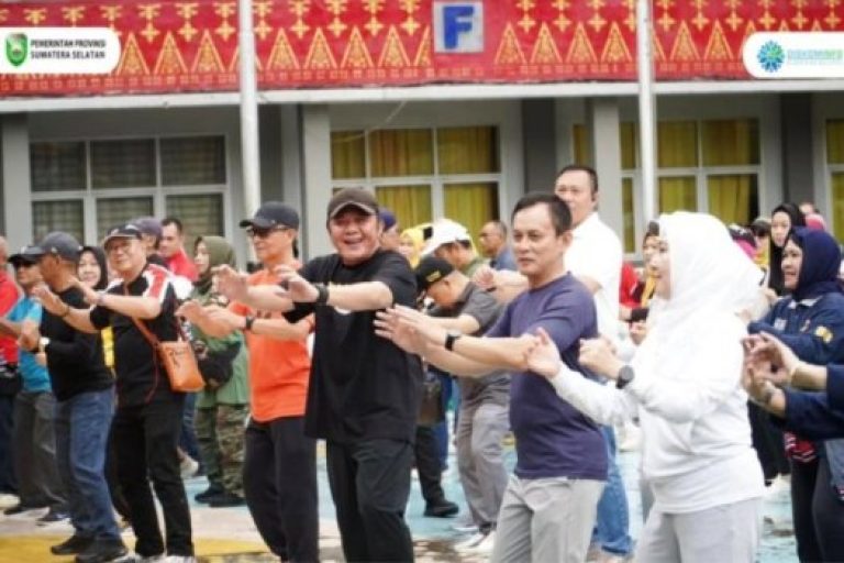 Gubernur Provinsi Sumatera Selatan (Sumsel), Herman Deru, menghadiri acara senam bersama yang digelar oleh Ikatan Keluarga (IKA) Sekolah Menengah Atas Negeri Tiga (SMANTA) Kota Palembang, pada hari Sabtu, tanggal 5 April 2025 di halaman SMA Negeri 3 Kota Palembang. (BEKISARMEDIA/SIKUMBANG)