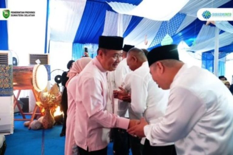 Wakil Gubernur Provinsi Sumatera Selatan, Cik Ujang, menggelar acara open house di rumah dinasnya yang beralamat di Jalan Demang Lebar Daun, dalam rangka perayaan Idul Fitri tahun 1.446 Hijriah. (BEKISARMEDIA/SIKUMBANG)