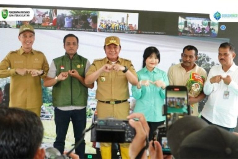 Gubernur Provinsi Sumatera Selatan (Sumsel), Herman Deru, menghadiri Panen Raya Padi Serentak di 14 Provinsi Bersama Presiden Republik Indonesia, Jenderal (Purn.), Prabowo Subianto, secara virtual di Desa Cahaya Maju, Kecamatan Lempuing, Kabupaten Ogan Komering Ilir (OKI), pada hari Senin, tanggal 7 April 2025. (BEKISARMEDIA/SIKUMBANG)