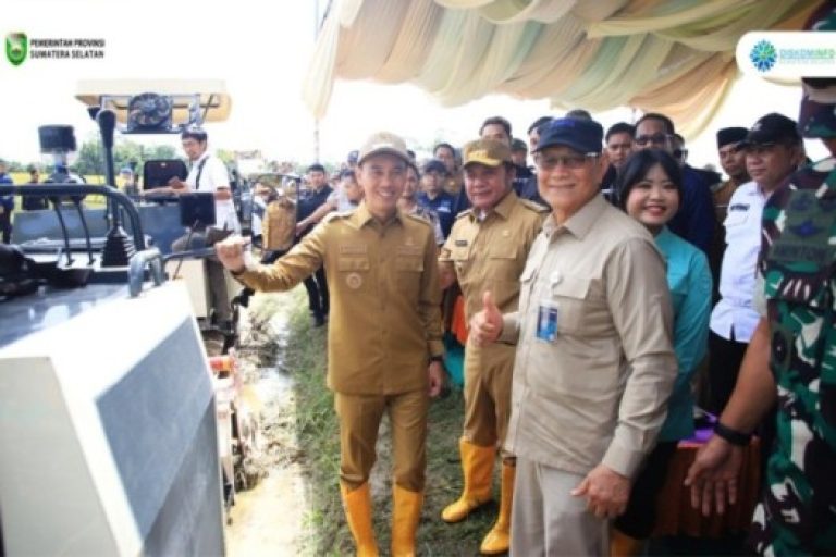 Gubernur Provinsi Sumatera Selatan (Sumsel), Herman Deru, menghadiri Panen Raya Padi Serentak di 14 Provinsi Bersama Presiden Republik Indonesia, Jenderal (Purn.), Prabowo Subianto, secara virtual di Desa Cahaya Maju, Kecamatan Lempuing, Kabupaten Ogan Komering Ilir (OKI), pada hari Senin, tanggal 7 April 2025. (BEKISARMEDIA/SIKUMBANG)