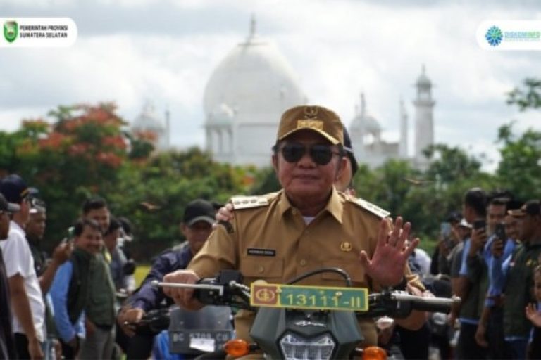 Gubernur Provinsi Sumatera Selatan (Sumsel), Herman Deru, menghadiri Panen Raya Padi Serentak di 14 Provinsi Bersama Presiden Republik Indonesia, Jenderal (Purn.), Prabowo Subianto, secara virtual di Desa Cahaya Maju, Kecamatan Lempuing, Kabupaten Ogan Komering Ilir (OKI), pada hari Senin, tanggal 7 April 2025. (BEKISARMEDIA/SIKUMBANG)