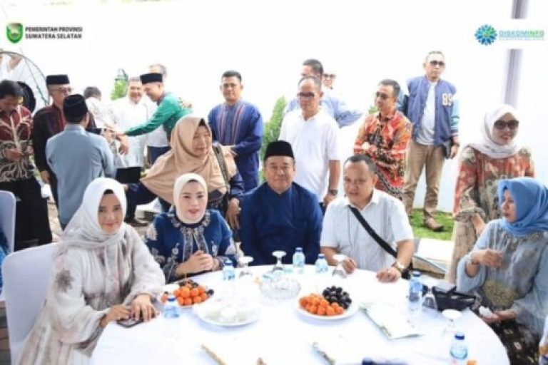 Wakil Gubernur (Wagub) Provinsi Sumatera Selatan (Sumsel), Cik Ujang, bersama keluarga, pulang kampung ke Desa Bandar Jaya, Kabupaten Lahat, pada hari Kamis pagi, tanggal 3 April 2025. (BEKISARMEDIA/SIKUMBANG)