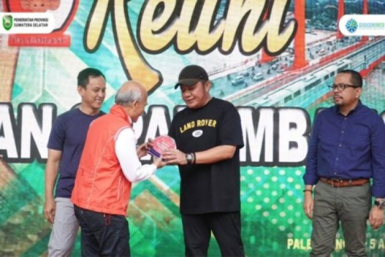 Gubernur Provinsi Sumatera Selatan (Sumsel), Herman Deru, menghadiri acara senam bersama yang digelar oleh Ikatan Keluarga (IKA) Sekolah Menengah Atas Negeri Tiga (SMANTA) Kota Palembang, pada hari Sabtu, tanggal 5 April 2025 di halaman SMA Negeri 3 Kota Palembang. (BEKISARMEDIA/SIKUMBANG)