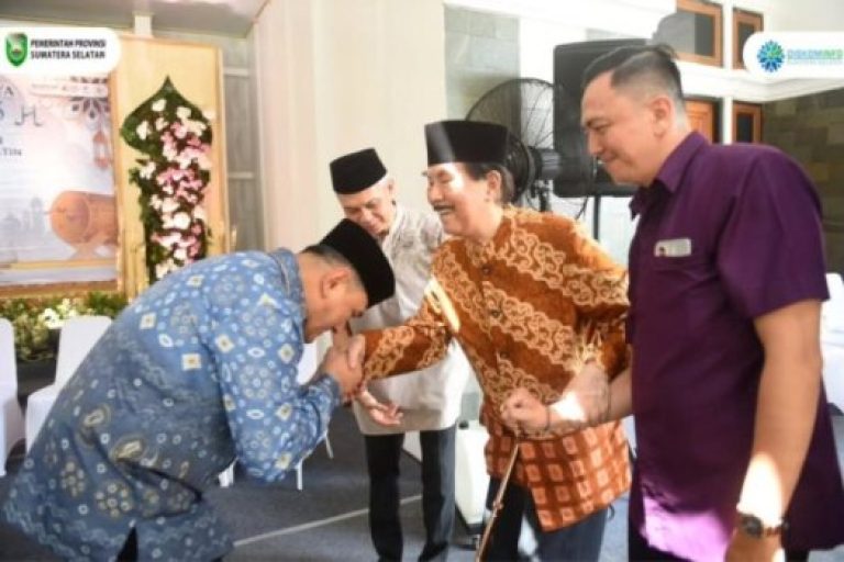 Sekretaris Daerah Provinsi Sumatera Selatan, Edward Candra, menggelar acara open house di rumah dinasnya, dalam rangka perayaan Idul Fitri tahun 1.446 Hijriah. (BEKISARMEDIA/SIKUMBANG)