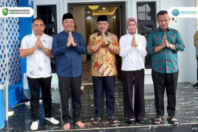 Wakil Gubernur (Wagub) Provinsi Sumatera Selatan (Sumsel), Cik Ujang, bersama keluarga, pulang kampung ke Desa Bandar Jaya, Kabupaten Lahat, pada hari Kamis pagi, tanggal 3 April 2025. (BEKISARMEDIA/SIKUMBANG)