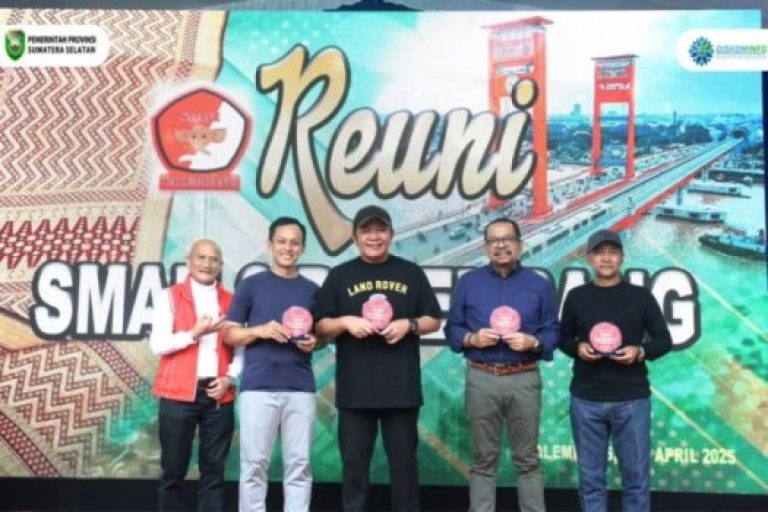 Gubernur Provinsi Sumatera Selatan (Sumsel), Herman Deru, menghadiri acara senam bersama yang digelar oleh Ikatan Keluarga (IKA) Sekolah Menengah Atas Negeri Tiga (SMANTA) Kota Palembang, pada hari Sabtu, tanggal 5 April 2025 di halaman SMA Negeri 3 Kota Palembang. (BEKISARMEDIA/SIKUMBANG)