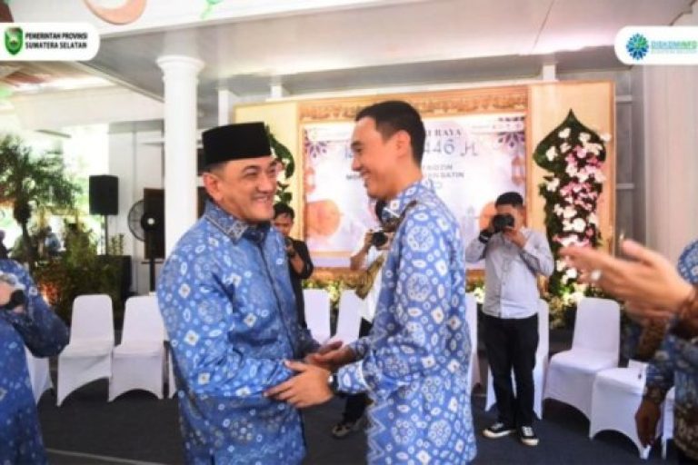 Sekretaris Daerah Provinsi Sumatera Selatan, Edward Candra, menggelar acara open house di rumah dinasnya, dalam rangka perayaan Idul Fitri tahun 1.446 Hijriah. (BEKISARMEDIA/SIKUMBANG)