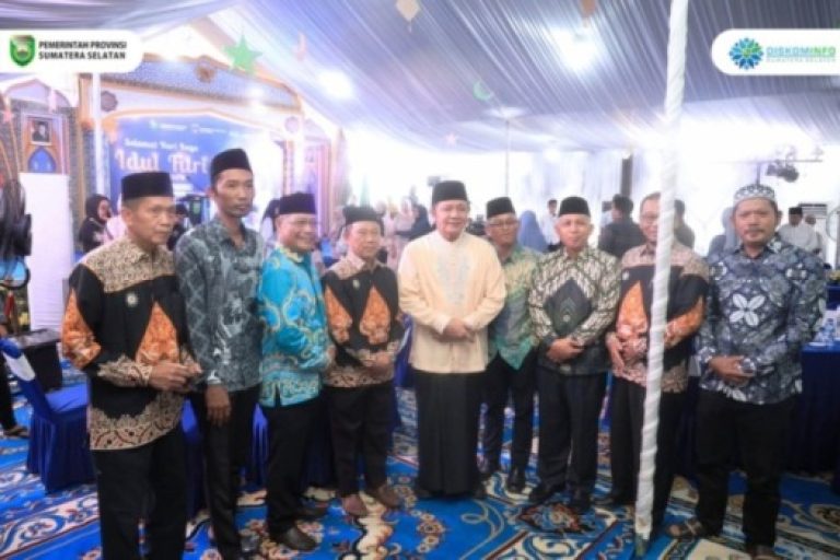 Gubernur Provinsi Sumatera Selatan (Sumsel) menggelar halal bi halal bersama warga Kabupaten Ogan Komering Ulu (OKU) Timur, tepatnya di Jalan Raya Sidomulyo, Belitang, pada hari Kamis, tanggal 3 April 2025. (BEKISARMEDIA/SIKUMBANG)