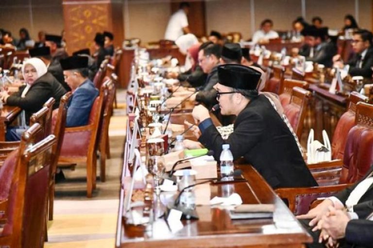 Anggota Dewan Perwakilan Rakyat Daerah (DPRD) Provinsi Sumatera Selatan (Sumsel) dari Daerah Pemilihan (Dapil) Kabupaten Musi Banyuasin (Muba), Andi Rizkiyansyah, saat Sidang Paripurna XI DPRD Sumsel, dengan agenda penyampaian Laporan Hasil Pembahasan dan Penelitian Pansus-Pansus terhadap LKPJ Gubernur Sumsel Tahun Anggaran 2024, pada hari Senin, tanggal 14 April 2025. (BEKISARMEDIA/SIKUMBANG)