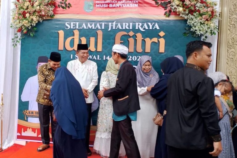 Bupati Kabupaten Musi Banyuasin (Muba), M. Toha, menggelar Open House di kediaman pribadinya, yang berlokasi di Desa Sungai Angit, Kecamatan Babat Toman, pada hari Rabu, tanggal 2 April 2025. (BekisarMedia.id/Aprizal)