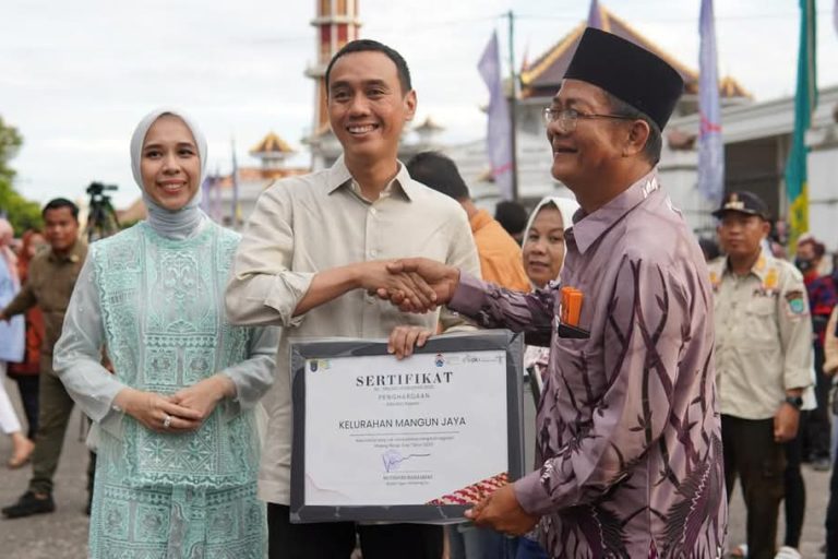 Bupati Kabupaten Ogan Komering Ilir, H. Muchendi, bersama warga, saat perayaan Idul Fitri tahun 2025. (BEKISARMEDIA.ID/SIKUMBANG)