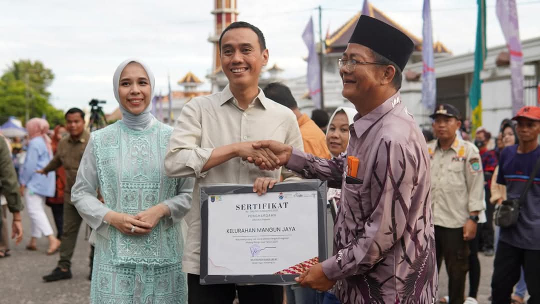 Bupati Kabupaten Ogan Komering Ilir, H. Muchendi, bersama warga, saat perayaan Idul Fitri tahun 2025. (BEKISARMEDIA.ID/SIKUMBANG)