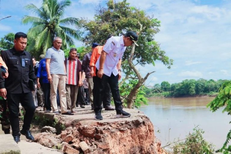 Wakil Bupati (Wabup) Kabupaten Musi Banyuasin, Rohman (Muba), Rohman, meninjau langsung lokasi bencana tanah longsor di Jalan Raya Lama Dusun III, RT 05, Desa Kasmaran, Kecamatan Babat Toman, sekaligus menyerahkan bantuan kepada warga yang terdampak, pada hari Minggu, tanggal 6 April 2025. (BekisaraMedia.id/Sikumbang)