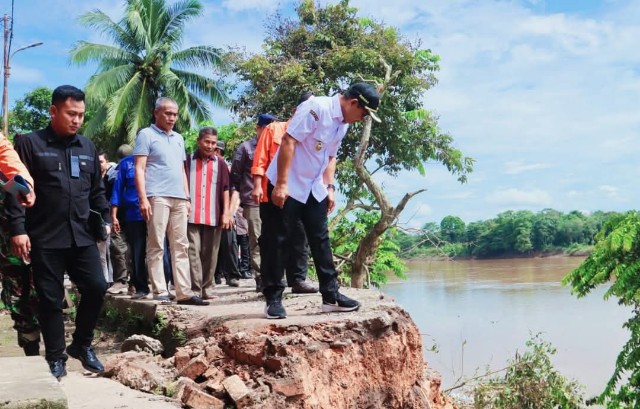 Wakil Bupati (Wabup) Kabupaten Musi Banyuasin, Rohman (Muba), Rohman, meninjau langsung lokasi bencana tanah longsor di Jalan Raya Lama Dusun III, RT 05, Desa Kasmaran, Kecamatan Babat Toman, sekaligus menyerahkan bantuan kepada warga yang terdampak, pada hari Minggu, tanggal 6 April 2025. (BekisaraMedia.id/Sikumbang)