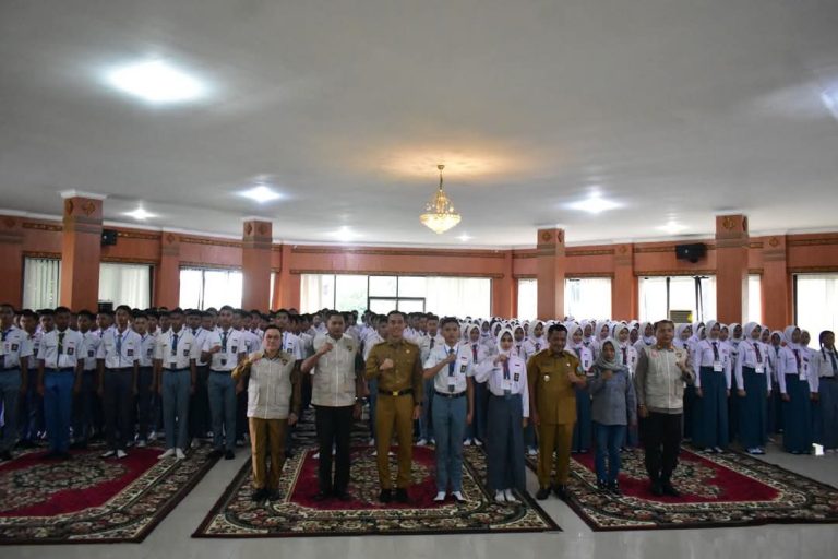 Bupati Kabupaten OKI, H. Muchendi, yang turut hadir bersama Wakil Bupati (Wabup) Kabupaten OKI, Supriyanto, seleksi Calon Pasukan Pengibar Bendera Pusaka (Paskibraka) tahun 2025, di Ruang Bende Seguguk II, pada hari Selasa, tanggal 15 April 2025. (BEKISARMEDIA.ID/SIKUMBANG)