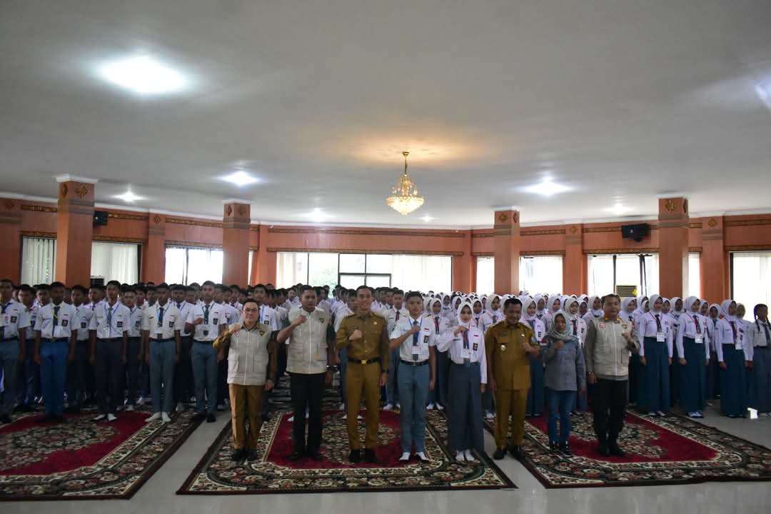 Bupati Kabupaten OKI, H. Muchendi, yang turut hadir bersama Wakil Bupati (Wabup) Kabupaten OKI, Supriyanto, seleksi Calon Pasukan Pengibar Bendera Pusaka (Paskibraka) tahun 2025, di Ruang Bende Seguguk II, pada hari Selasa, tanggal 15 April 2025. (BEKISARMEDIA.ID/SIKUMBANG)