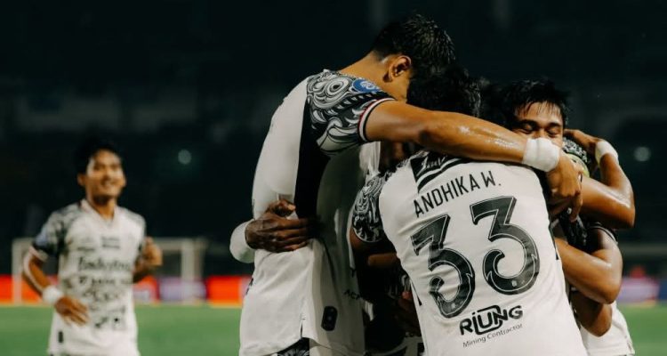 Pemain Bali United FC melakukan selebrasi usai menciptakan gol ke gawang tuan rumah Persib Bandung hari Jum'at malam, tanggal 18 April 2025, di Stadion Gelora Bandung Lautan Api. (foto : ligaindonesiabaru.com)