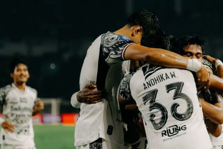 Pemain Bali United FC melakukan selebrasi usai menciptakan gol ke gawang tuan rumah Persib Bandung hari Jum'at malam, tanggal 18 April 2025, di Stadion Gelora Bandung Lautan Api. (foto : ligaindonesiabaru.com)